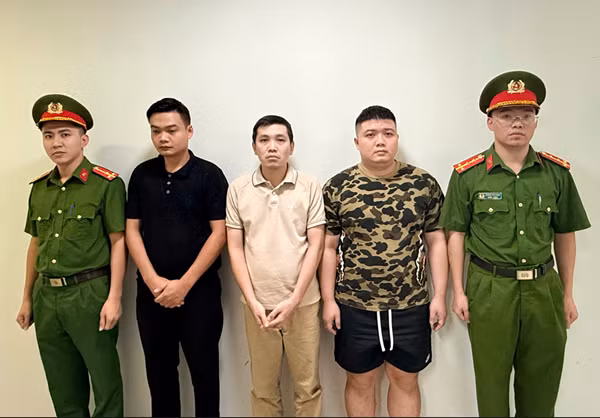 Triệu tập 3 đối tượng vụ xe cứu thương chở bệnh nhân lấy 9,5 triệu đồng