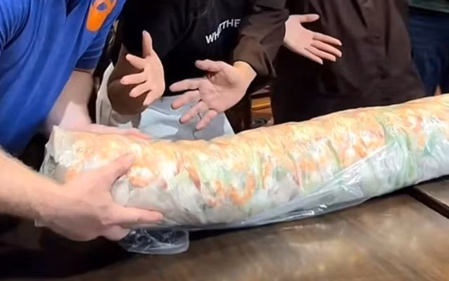 Nguy cơ cấp cứu khi tham gia thử thách ăn gỏi cuốn 10kg ở TPHCM