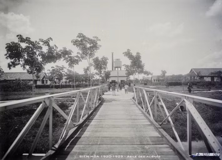 Cầu bắc qua suối Săn Máu, phía sau nhà thương điên Biên Hòa.