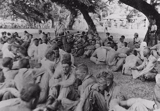 Về hoàn cảnh của cuộc tập kích, sau cuộc di chuyển cưỡng bức chết chóc năm 1942 do quân đội Nhật thực hiện đối với tù binh 76.000 tù binh Mỹ và Philippines sau trận Bataan, một số tù binh Mỹ sống sót đã bị giam giữ tại trại tù gần thành phố Cabanatuan.