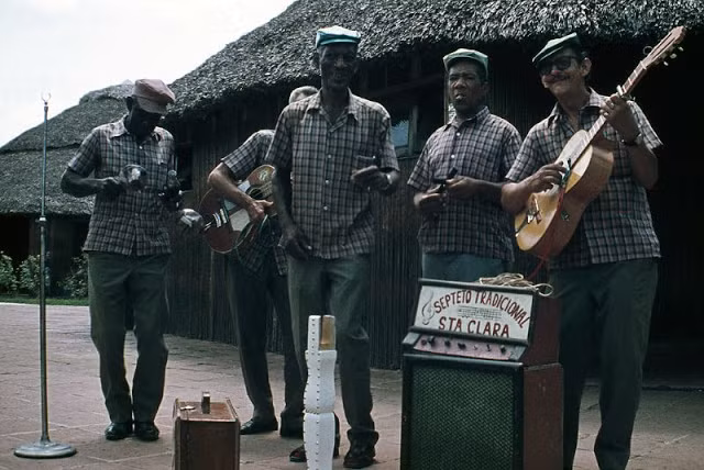 Ban nhạc mang tên "Septeto Tradicional de Santa Clara" biểu diễn trên đường phố.