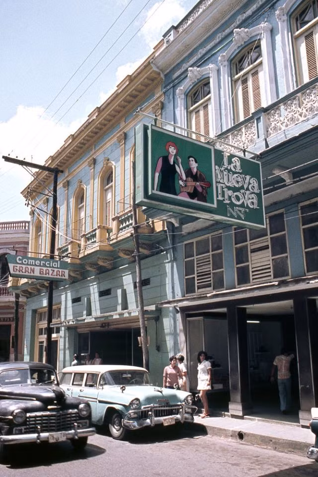 Những chiếc xe hơi cũ kỹ trên tuyến phố thương mại của thành phố Santa Clara.