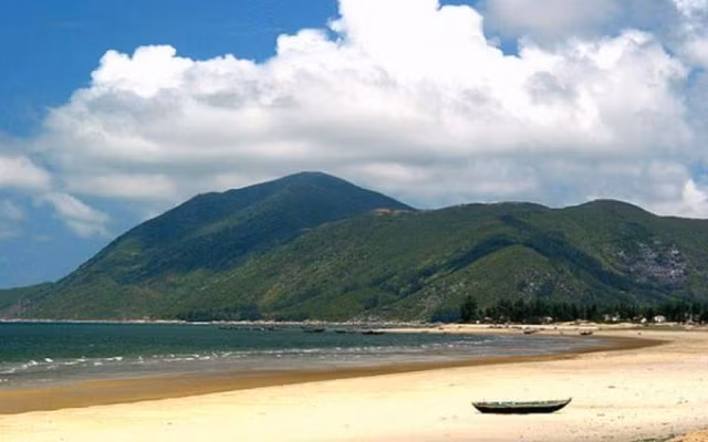 Theo cuốn “Nam Hải dị nhân” của tác giả Phan Kế Bính, Tả Ao tên thật là Nguyễn Đức Huyền (cũng có tài liệu ghi là Vũ Đức Huyền), là người làng Tả Ao, phủ Đức Quang, trấn Nghệ An, tức huyện Nghi Xuân, tỉnh Hà Tĩnh ngày nay.