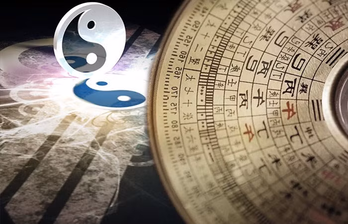 Buổi đầu sự nghiệp của Quách Phác gắn với một giai thoại về tài xem đất của ông. Theo đó, khi mẹ ông qua đời, Quách Phác đã chọn một mảnh đất có vị trí rất tầm thường an táng cho mẹ.