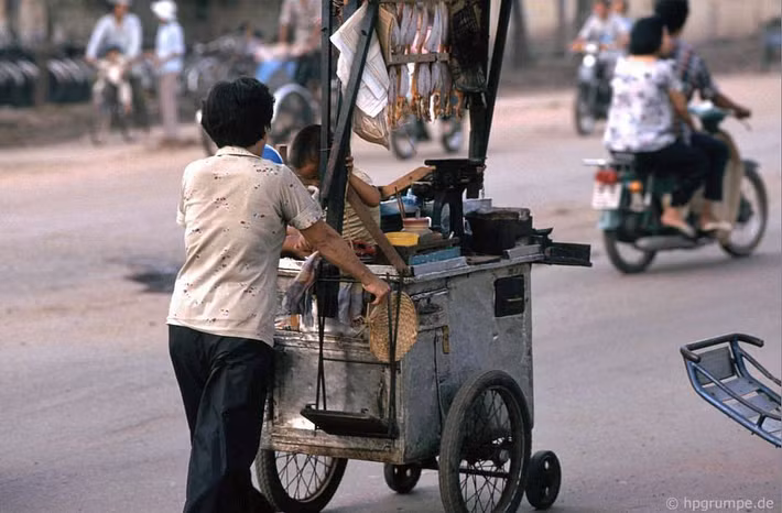 Xe bán khô mực dạo trên đường phố Sài Gòn.