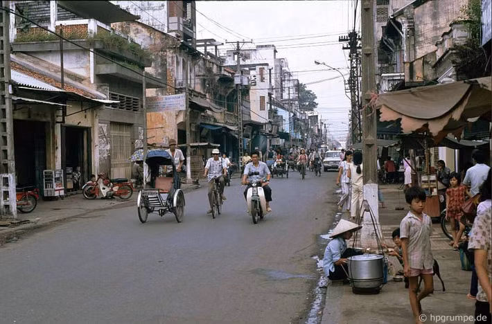 Gánh tàu hủ bên một con đường ở khu Chợ Lớn năm 1991.