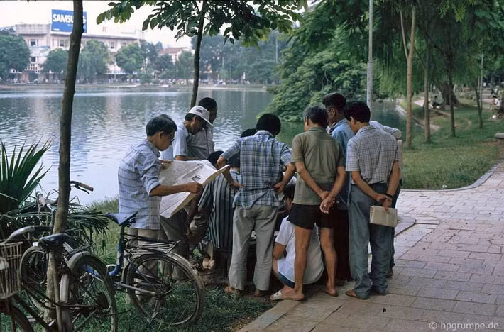 Đám đông tụ tập quanh một bàn cờ tướng vỉa hè, 1991.