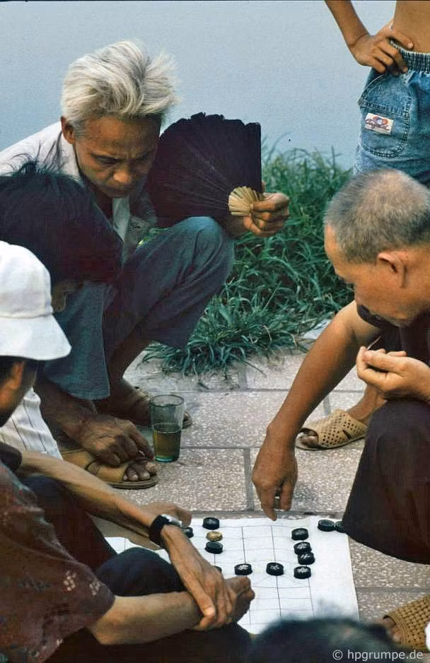 Cận cảnh một bàn cờ tướng "Bờ Hồ", 1992.