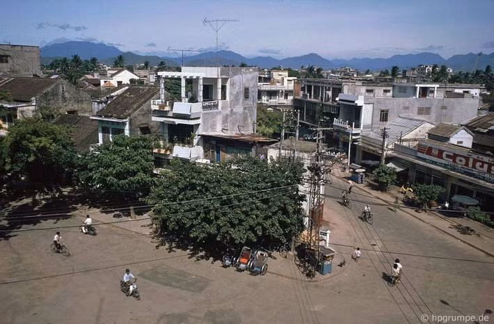 Góc Ông Ích Khiêm – Đỗ Quang nhìn từ trên cao, 1991. Dù mang dáng dấp của một độ thị "tỉnh lẻ" (Đà Nẵng là tỉnh lỵ của tỉnh Quảng Nam - Đà Nẵng cho đến năm 1996), đường phố Đà Nẵng nời điểm này khá sạch sẽ và ngăn nắp, không thấy có rác thải trên đường.
