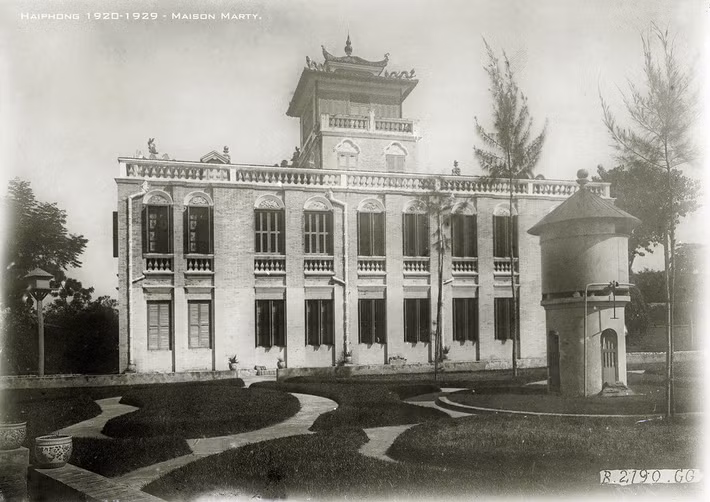 Mặt sau "lâu đài Marty" với phong cách phương Tây chiếm ưu thế, thập niên 1920.