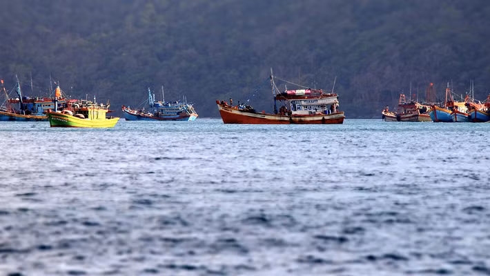 Sắc màu phong phú của những con thuyền đánh cá trên biển. Ảnh: Stephen Cunningsworth / 500px.com.
