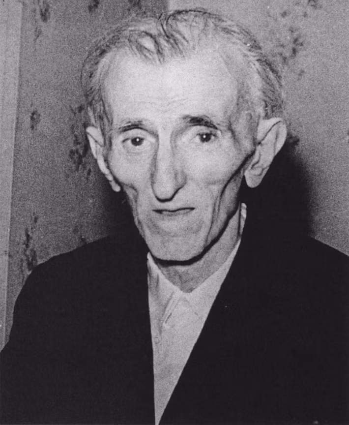 Nikola Tesla đã phải trải qua những năm cuối đời trong hoàn cảnh nghèo khó, bị cộng đồng khoa học nhạo báng và cô lập. Ông qua đời năm 86 tuổi trong tại một khách sạn ở New York với một số tiền ít ỏi trong túi.