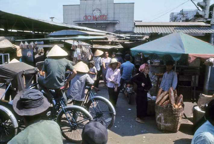 Cảnh buôn bán nhộn nhịp phía trước chợ, 1971. Ảnh: Richard H. MacKinnon Collection.