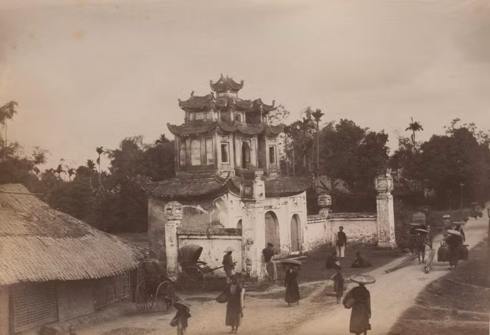 Cổng tam quan bề thế của một ngôi chùa ở Hà Nội thập niên 1890. Ảnh: Bunum.univ-cotedazur.fr.