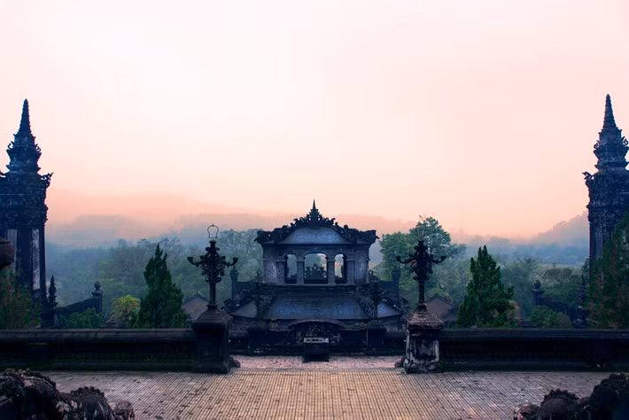 Cảnh tượng huyền ảo ở nơi an nghỉ của vua Khải Định. Ảnh: Samantha T / 500px.com.