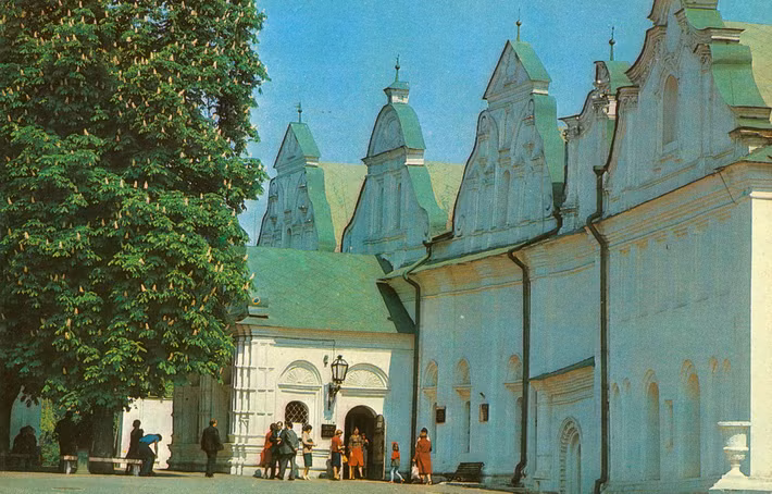 Tòa nhà Konvir, xây dựng vào thế kỷ 18, nằm trong quần thể kiến trúc của Kiev-Pechersk Lavra.