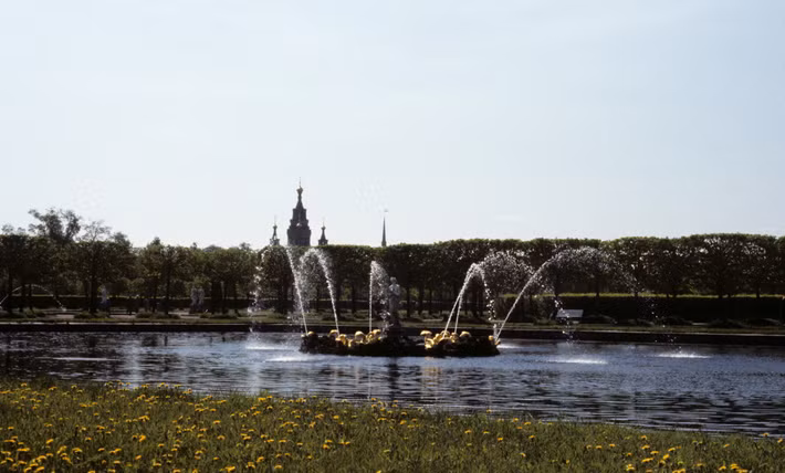 Một hồ nước ở Petrodvorets.