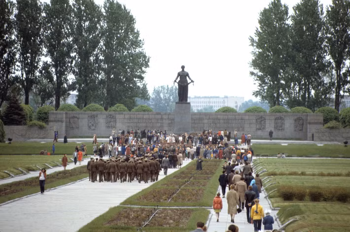 Trong Nghĩa trang Tưởng niệm Piskaryovskoye, nơi chôn cất nạn nhân của cuộc bao vây Leningrad và những người lính hy sinh trên mặt trận Leningrad thời Chiến tranh Vệ quốc.