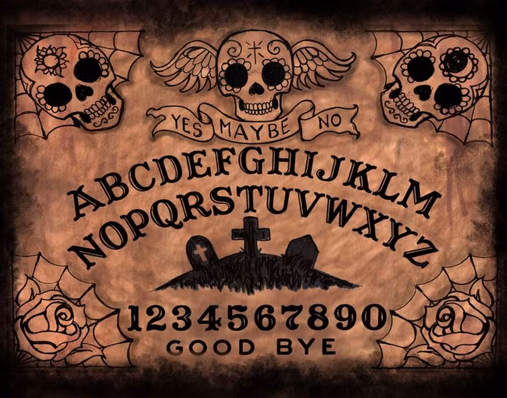  4. Bàn cầu cơ (Ouija board). Bàn cầu cơ là một trong những công cụ gọi hồn nổi tiếng nhất. Bàn này có các chữ cái, con số và từ “có” và “không”. Người sử dụng đặt tay lên một con trỏ di động và tin rằng các linh hồn sẽ điều khiển con trỏ để tạo ra thông điệp. Ảnh: Pinterest.