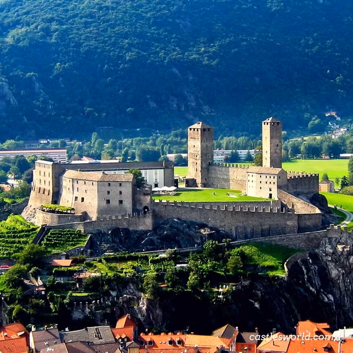  14. Lâu đài Castelgrande (Thụy Sĩ). Castelgrande là một trong ba lâu đài cổ nổi tiếng của vùng Bellinzona. Tọa lạc trên đồi, lâu đài có tầm nhìn bao quát toàn bộ khu vực. Ảnh: Pinterest.