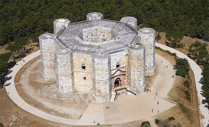  9. Lâu đài Castel del Monte (Italia). Được xây dựng vào thế kỷ 13 tại Apulia, lâu đài Castel del Monte nổi bật với hình dạng bát giác độc đáo và nằm ở. Ảnh: Pinterest.