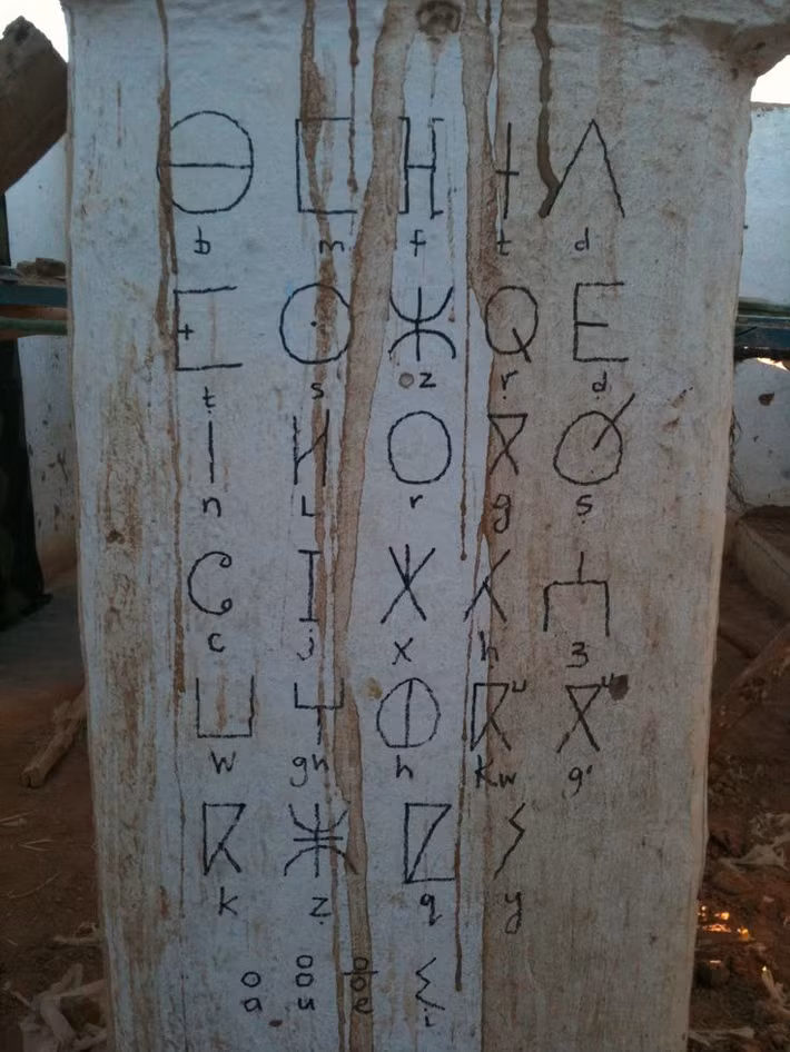  Chữ viết Tifinagh. Hệ thống chữ viết này được sử dụng bởi các bộ tộc Berber ở Bắc Phi. Một số chữ cái và ký hiệu Tifinagh cho đến nay vẫn chưa được hiểu rõ về ngữ nghĩa. Ảnh: Pinterest.