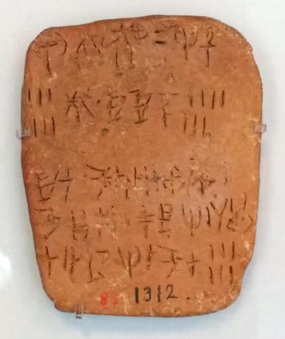  Chữ viết Linear A. Loại chữ này được sử dụng bởi nền văn minh Minoan trên đảo Crete từ khoảng 1800-1450 TCN. Mặc dù có nhiều ký tự đã được nhận diện, ý nghĩa và ngữ nghĩa của chúng vẫn chưa được hiểu rõ. Ảnh: Pinterest.
