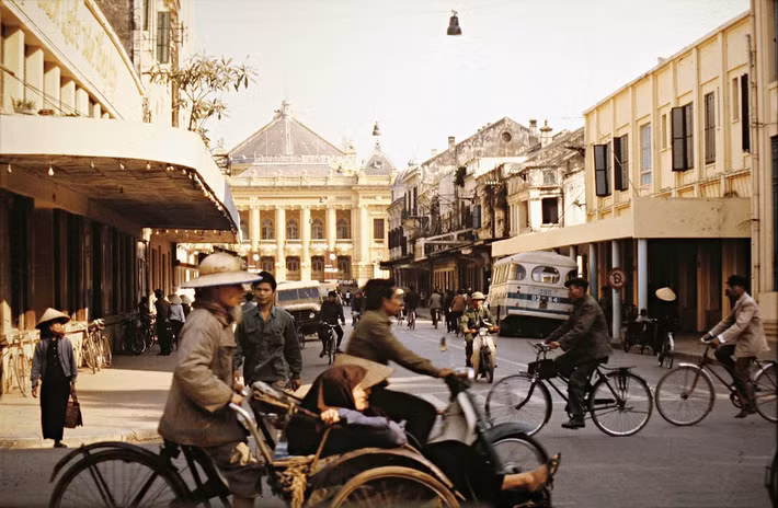 Phố Tràng Tiền và Nhà hát Lớn Hà Nội năm 1979. Ngày nay, Nhà hát Lớn là một trong những địa điểm biểu diễn quan trọng bậc nhất ở Hà Nội, được những người làm nghệ thuật coi như một "ngôi đền" dành cho nghệ thuật cổ điển.