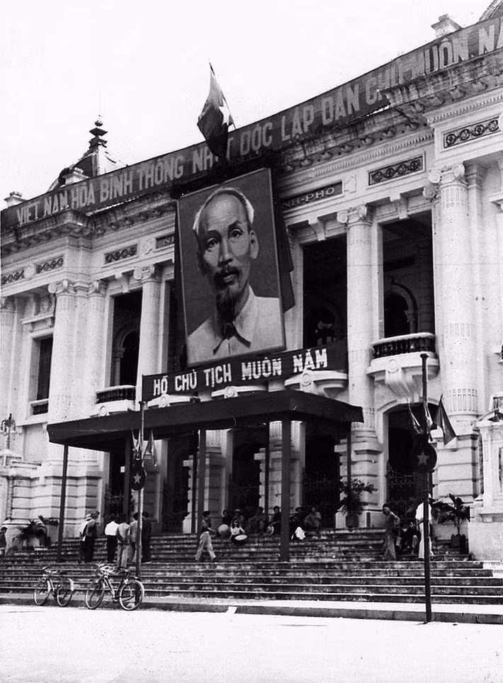 Hình ảnh Chủ tịch Hồ Chí Minh được đặt trang trọng tại mặt tiền nhà hát trong ngày Giải phóng Thủ đô 10/10/1954.