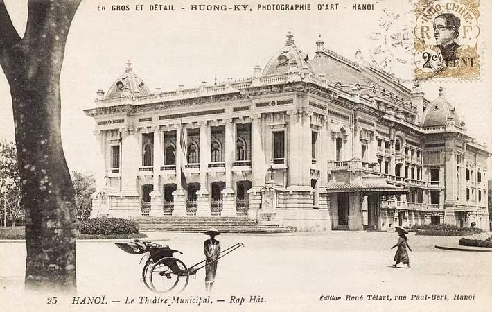 Cùng xem những hình ảnh lịch sử quý giá về công trình kiến trúc đặc sắc này. Nhà hát Lớn Hà Nội trong một bưu thiếp đầu thế kỷ 20. Công trình được người Pháp khởi công xây dựng năm 1901 và hoàn thành năm 1911, theo mẫu Nhà hát Opéra Garnier ở Paris nhưng mang tầm vóc nhỏ hơn và sử dụng các vật liệu phù hợp với điều kiện khí hậu địa phương.