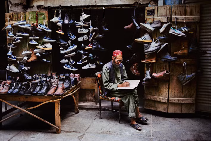 Tiệm giày ở Kabul, 1992.