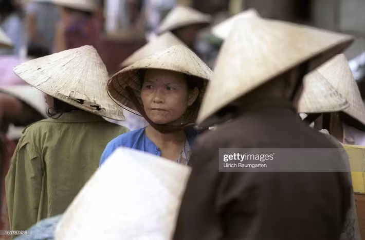 Những người phụ nữ tại khu chợ ở Huế.