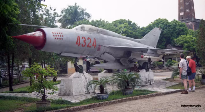 Du khách Tây bên chiếc máy bay MiG-21 số hiệu 4324 ở Bảo tàng Quân đội.