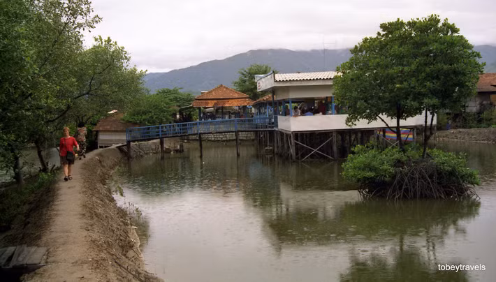 Nhà hàng nổi của một cơ sở nuôi trồng thủy hải sản.