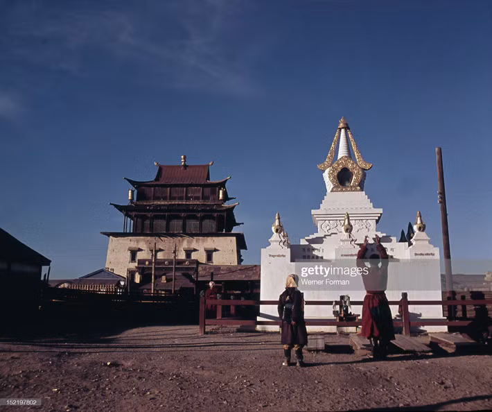 Người dân cầu nguyện tại tháp Phù đồ bên ngoài tu viện Gandantegchinlen ở trung tâm Ulan Bator.