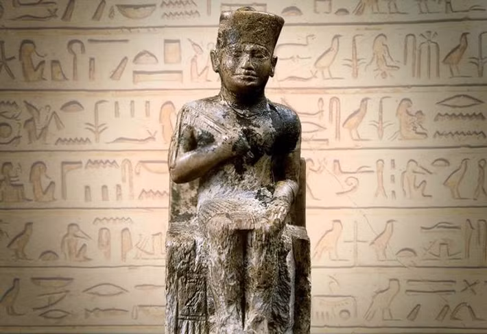 Theo các sử liệu cổ, Khufu có tên đầy đủ là Khnum-Khufwy, nghĩa là “Vị thần (Khnum) bảo vệ tôi”. Ông là con trai của Sneferu - vị vua đã sáng lập nên vương triều thứ 4 thuộc thời kỳ Cổ vương quốc - với Nữ hoàng Hetepheres I.