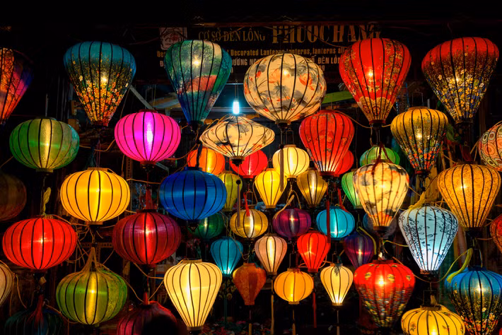 Những ánh đèn lồng muôn sắc trên phố. Ảnh: Jonathan McWillie/ 500px.com.