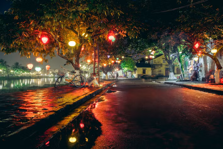 Góc phố đêm lãng mạn bên sông Thu Bồn. Ảnh: Jaanus Jagomägi/ 500px.com.