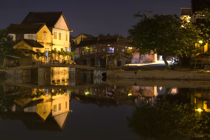 Màn đêm tĩnh lặng ở phố cổ. Ảnh: Phillip James/ 500px.com.