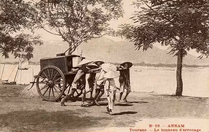 Xe tưới đường bên sông Hàn, phía xa là bán đảo Sơn Trà.