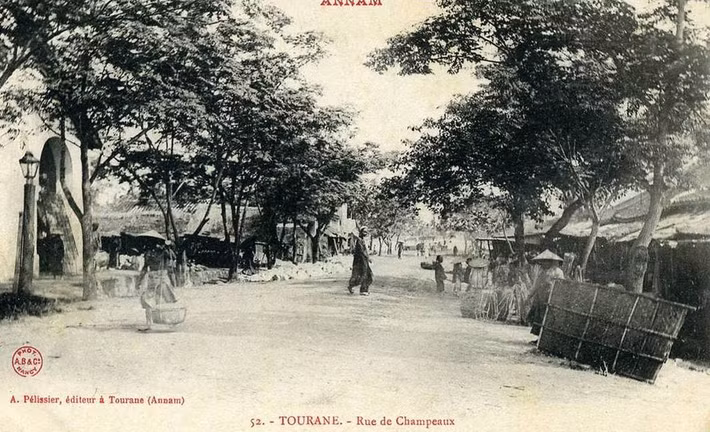 Đường Champeaux về sau đổi là Republique, nay là đường Hùng Vương.