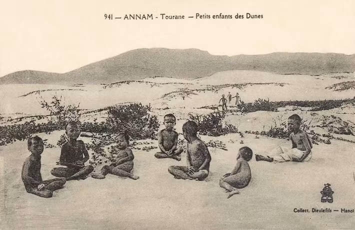 Những đứa trẻ trên đụn cát.