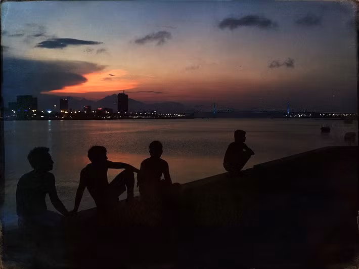 Bên bờ sông Hàn khi thành phố đã lên đèn. Ảnh: Ehrin Macksey/ Flickr.