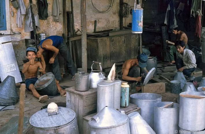 Du lịch chưa phải là một ngành kinh tế quan trọng, cư dân Hội An lúc đó kiếm sống bằng đủ nghề khác nhau.