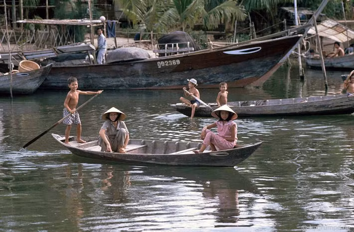 Trên mặt nước sông không có ánh sáng hoa đăng nhưng đầy ắp những cảnh sinh hoạt đời thường đặc sắc.
