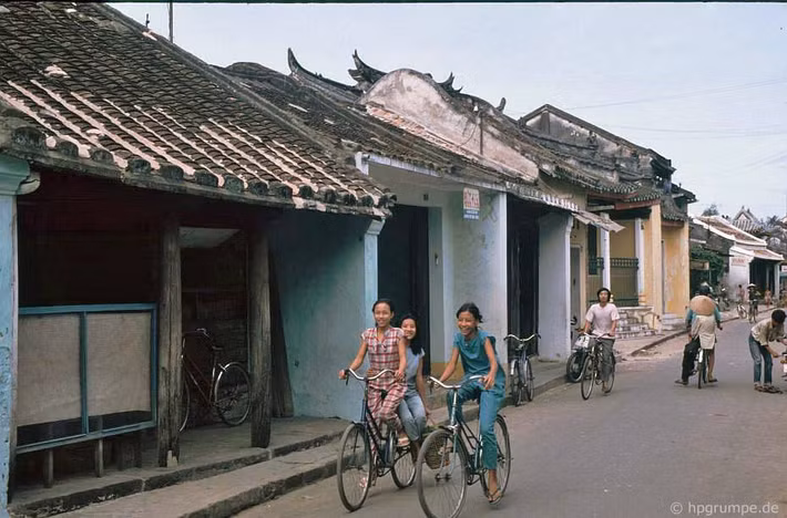 Do du lịch chưa phát triển, trên các con phố Hội An năm 1991 hoàn toàn không có sự hiện diện của các khách sạn, nhà hàng, quán bar, cửa hàng bán đèn lồng, đồ lưu niệm... Ảnh: Hans-Peter Grumpe / Hpgrumpe.de.