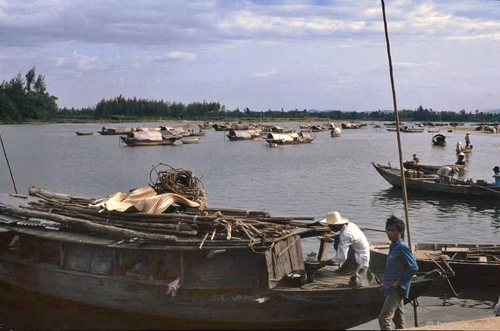 Sông Thu Bồn năm 1991 chỉ có những con thuyền mộc mạc của ngư dân địa phương, không có du thuyền trang trí bắt mắt phục vụ khách du lịch.