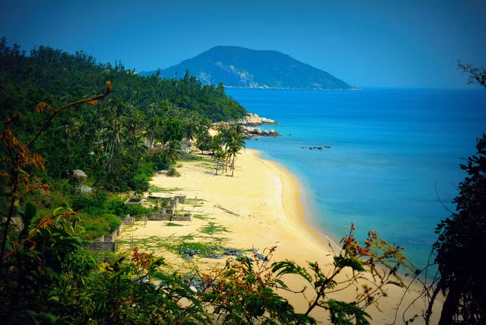 Từ bãi Bìm nhìn về phía hòn Tai.
