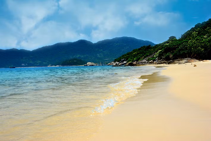 Trên bãi cát trắng mịn không một bóng người của đảo Cù Lao Chàm.