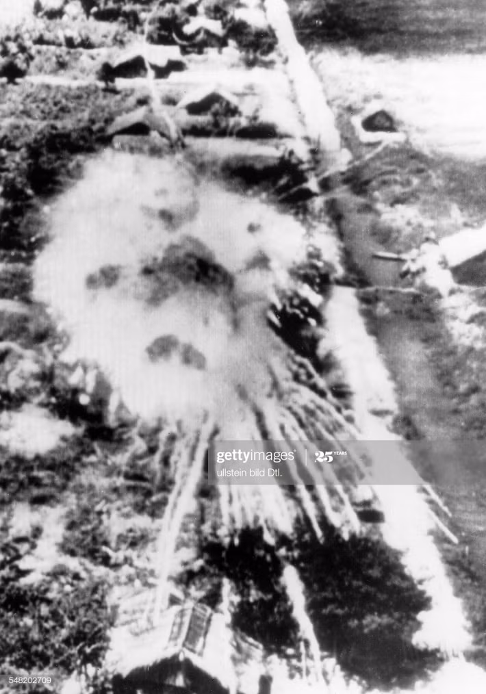 Bom napalm của Mỹ thiêu rụi một ngôi làng ở đồng bằng sông Cửu Long, tháng 3/1966.